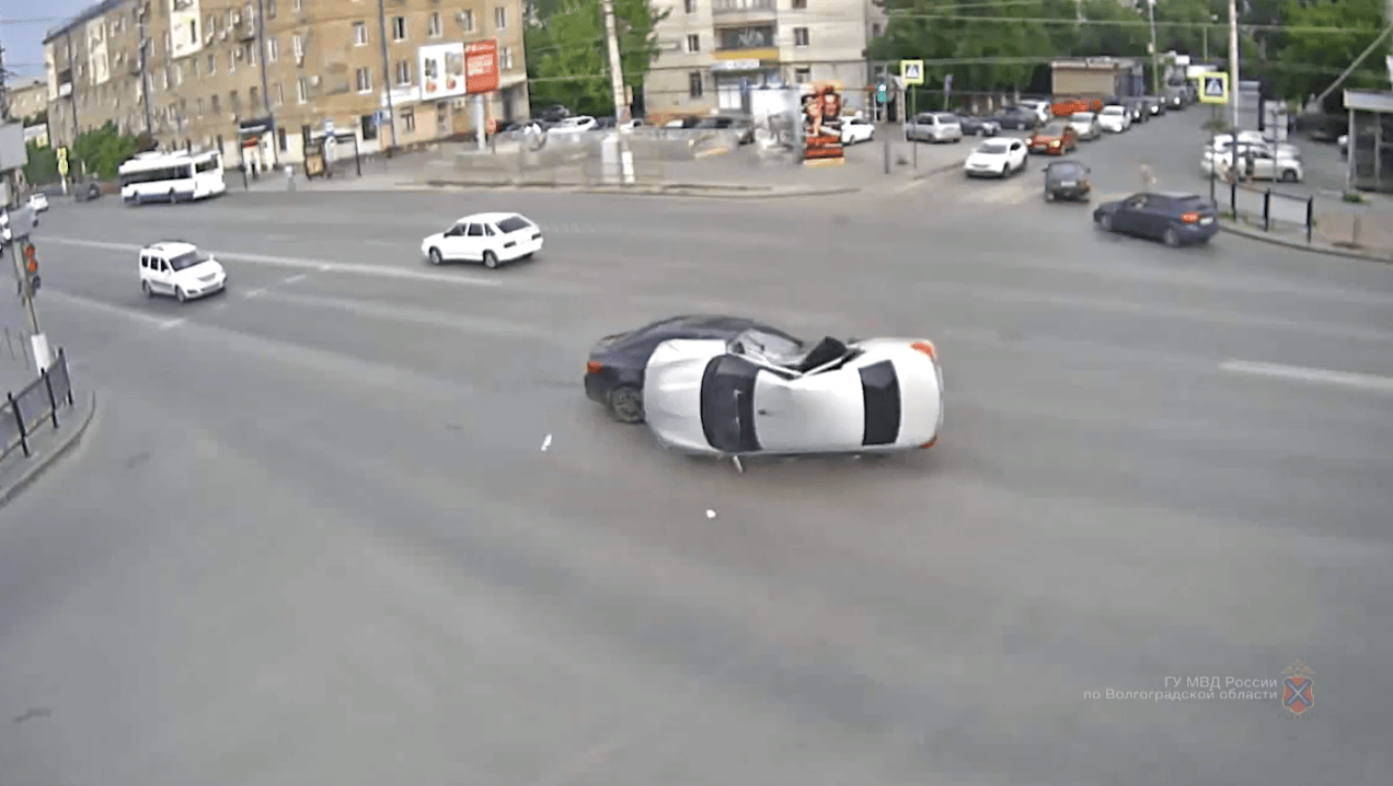Водителя Datsun извлекли из машины с большим трудом Водителя Datsun извлекли из машины с большим трудом