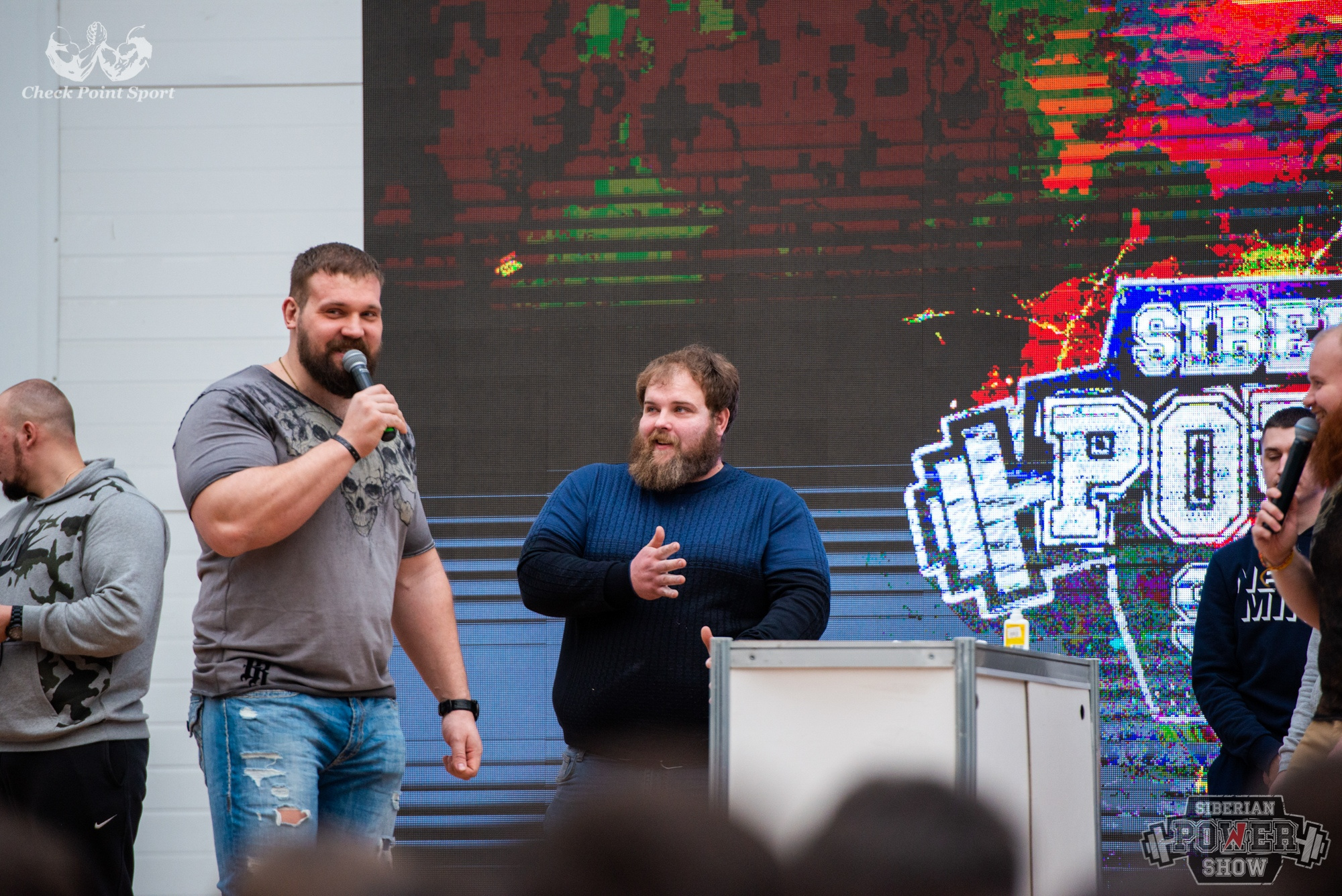 Василий получил приз в 15 тысяч рублей и футболку от сильнейшего человека планеты Кирилла Сарычева 