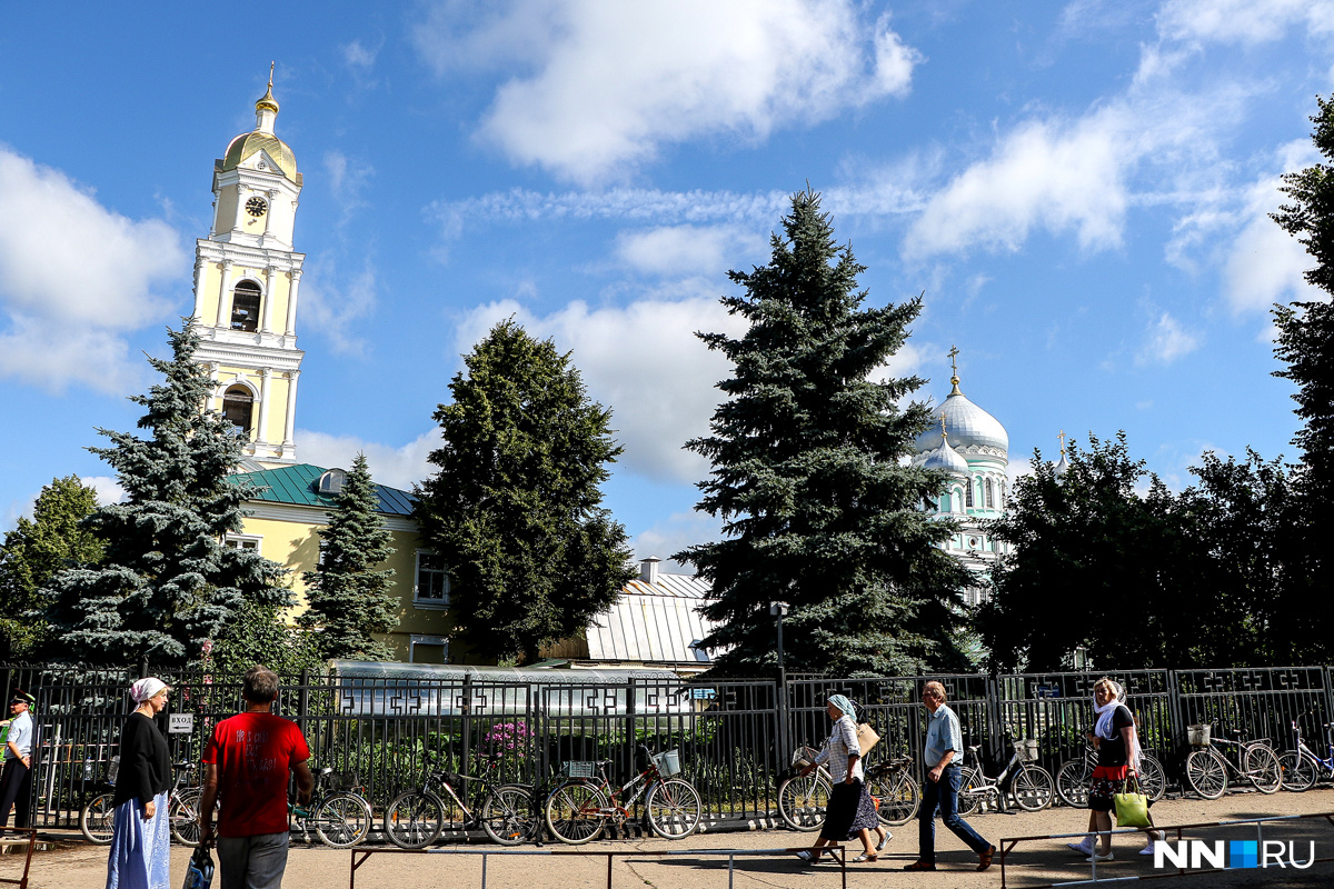 Около входа в монастырь идут жители Дивеева и гости 