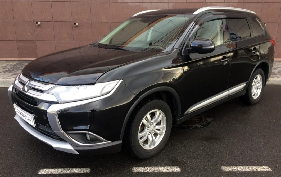 Mitsubishi Outlander сменил несколько поколений и стал довольно симпатичным, но сохранял концепцию — большой кроссовер за умеренные деньги Mitsubishi Outlander сменил несколько поколений и стал довольно симпатичным, но сохранял концепцию — большой кроссовер за умеренные деньги