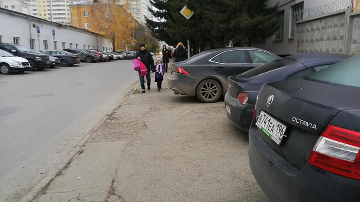 «Дети протискиваются между машинами»: родители начали войну со стоянкой у гимназии на Циолковского
