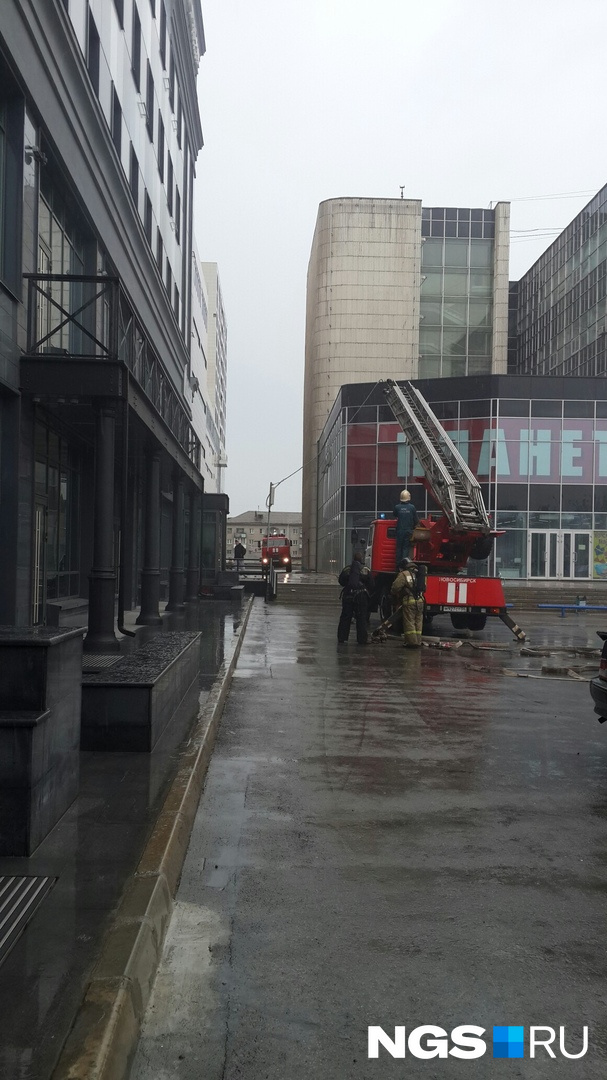 Спасатели уехали с места происшествия около 12 часов дня Спасатели уехали с места происшествия около 12 часов дня