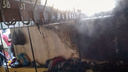 «Кто нам возместит убыток?»: у учеников пострадавшей от пожара школы сгорели вещи в раздевалке