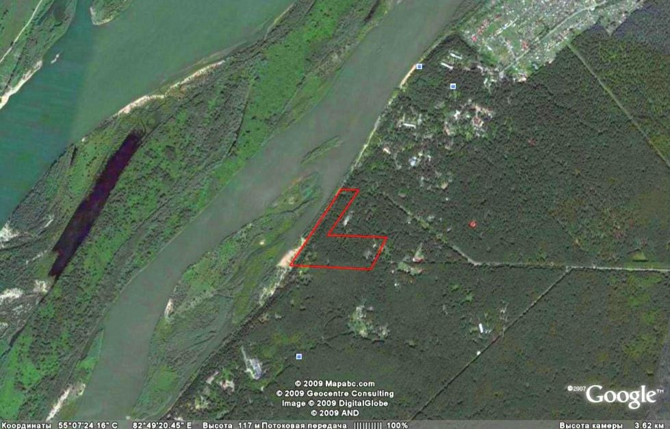 Судя по карте, участок находится на берегу Оби напротив острова Медвежий — недалеко от оздоровительного центра «Обские зори» 