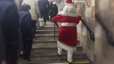 В метро заметили пассажира в костюме Деда Мороза