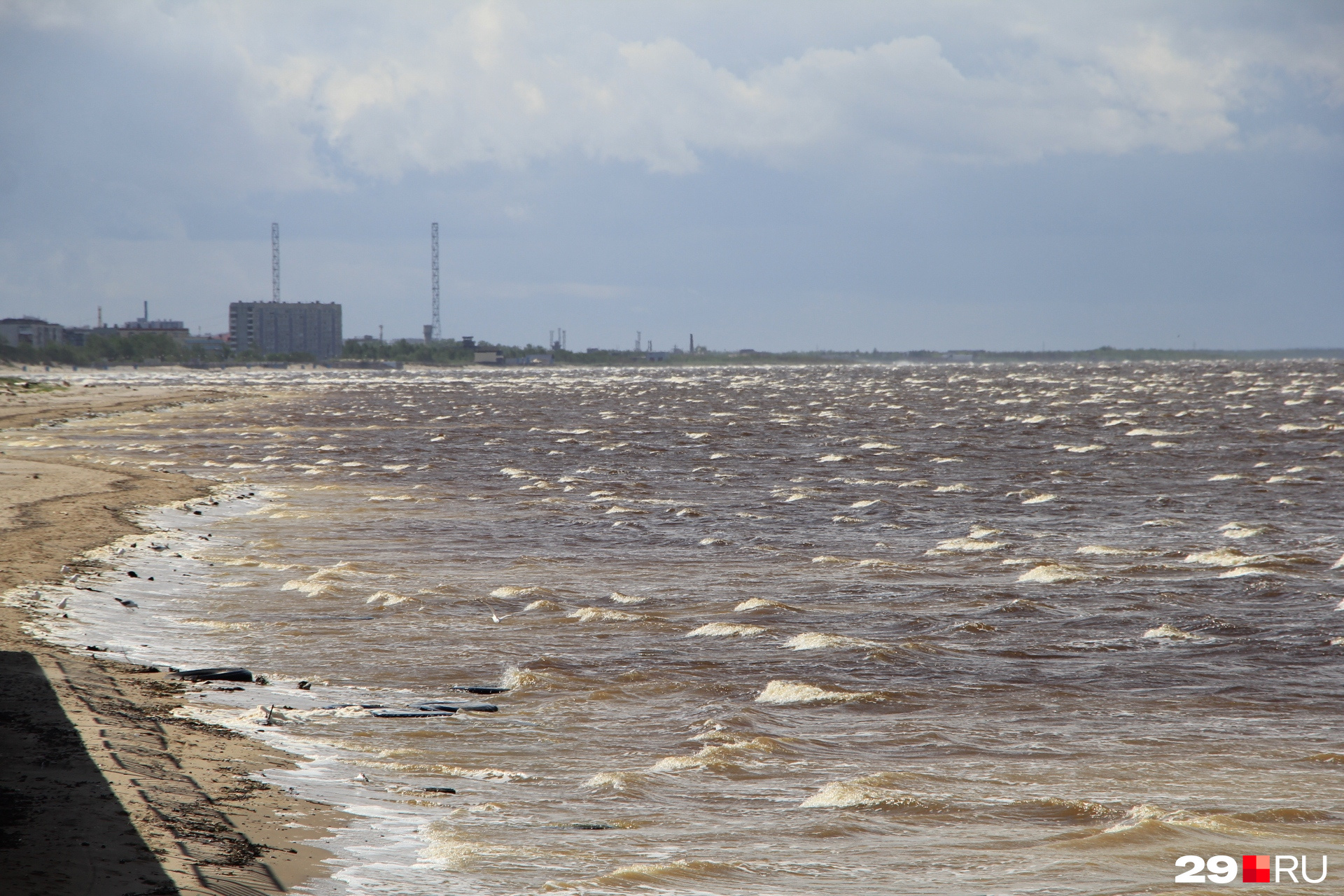 Дождь в белом море. Шторм на белом море Северодвинск 15 декабря. Миражи на белом море. Белое море в июне. Белое море в России буря.