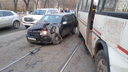 Лихой разворот: пассажиры автобуса пострадали в ДТП рядом с ТЦ «Аврора»