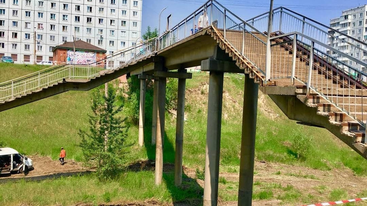 На два дня в «Солнечном» закрывают пешеходный аварийный мост ради ремонта