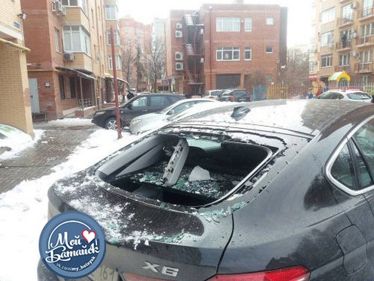У автомобиля вовсе не осталось заднего стекла У автомобиля вовсе не осталось заднего стекла