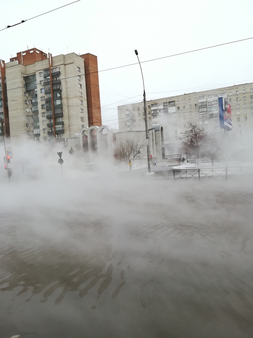 Горячая вода разлилась до улицы Троллейной, затопив пешеходный переход у остановки «Ленинский ЗАГС»