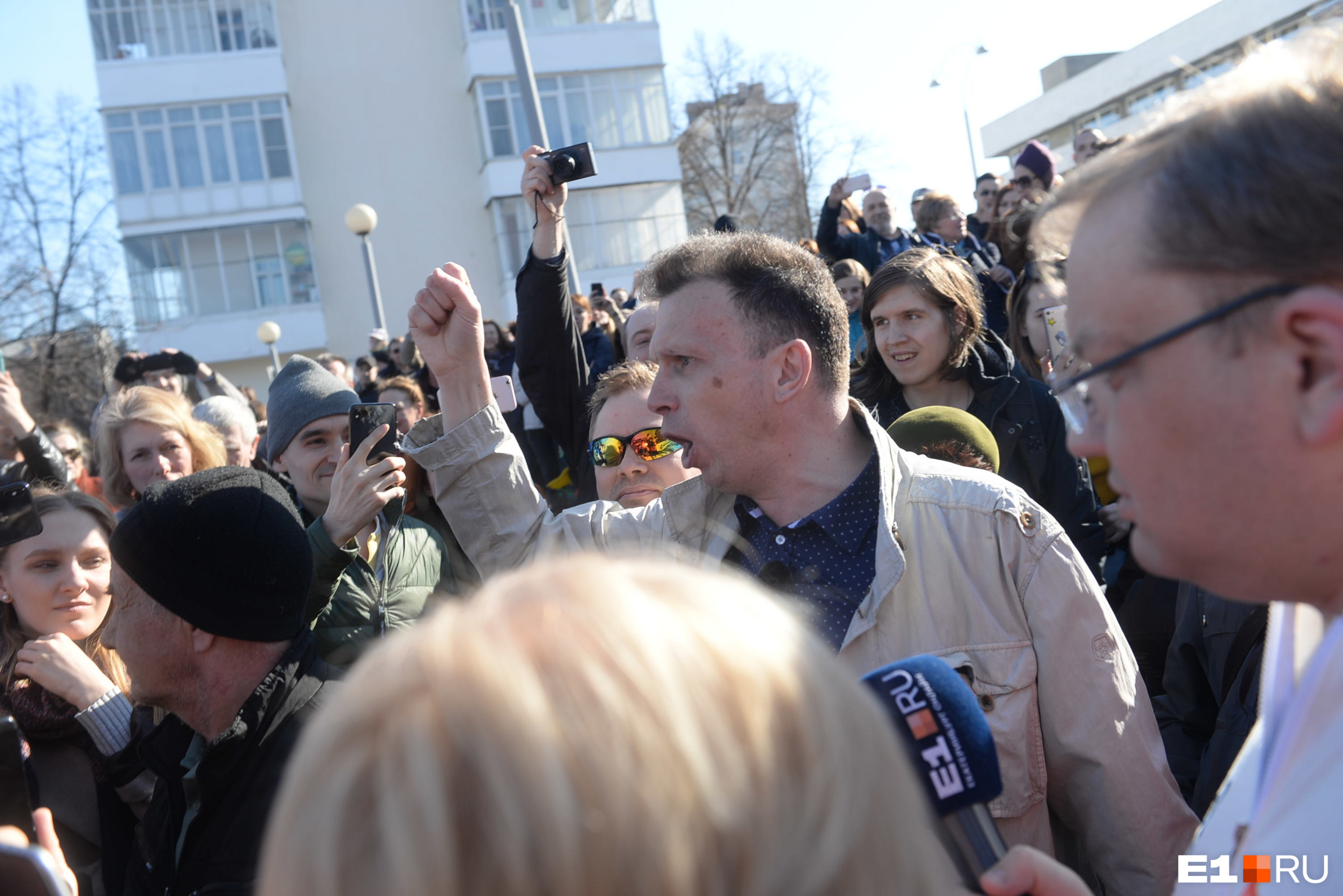 Это Иннокентий Шеремет, которого участники протестной акции выгоняли под крики: «Пошел вон!»
