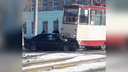 Третий раз за неделю: в Челябинске иномарка, проехав на красный, попала под трамвай