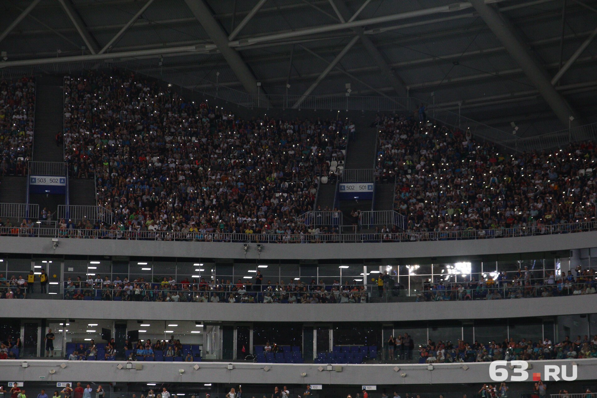 Стадион зажегся тысячами фонариков. Зрелище великолепное!