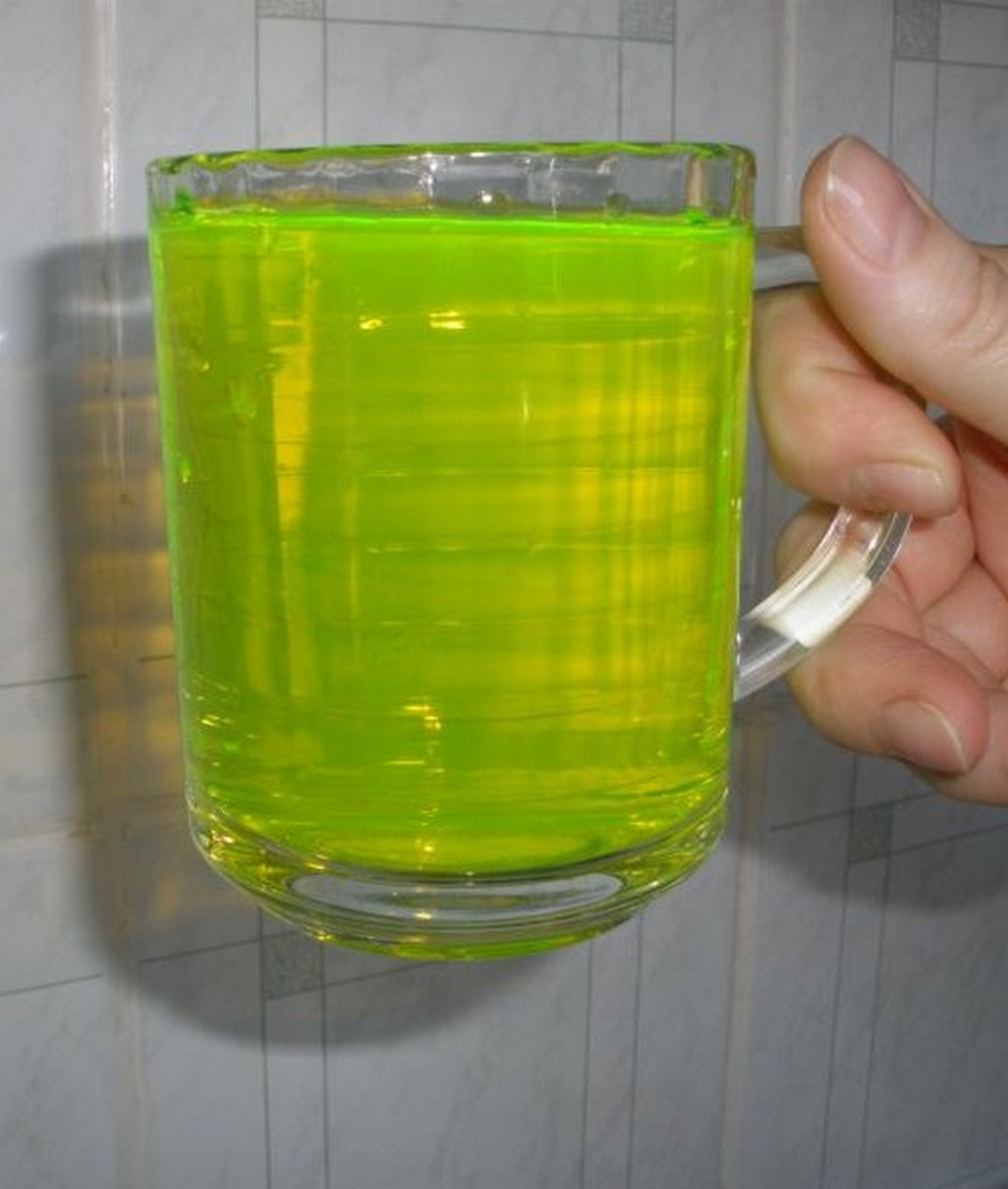 Зеленые воды что делать. Зеленая жидкость. Воды зеленого цвета. Зеленая вода из под крана. Стакан с зеленой водой.