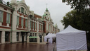 В Первомайском сквере поставили белые палатки с книгами