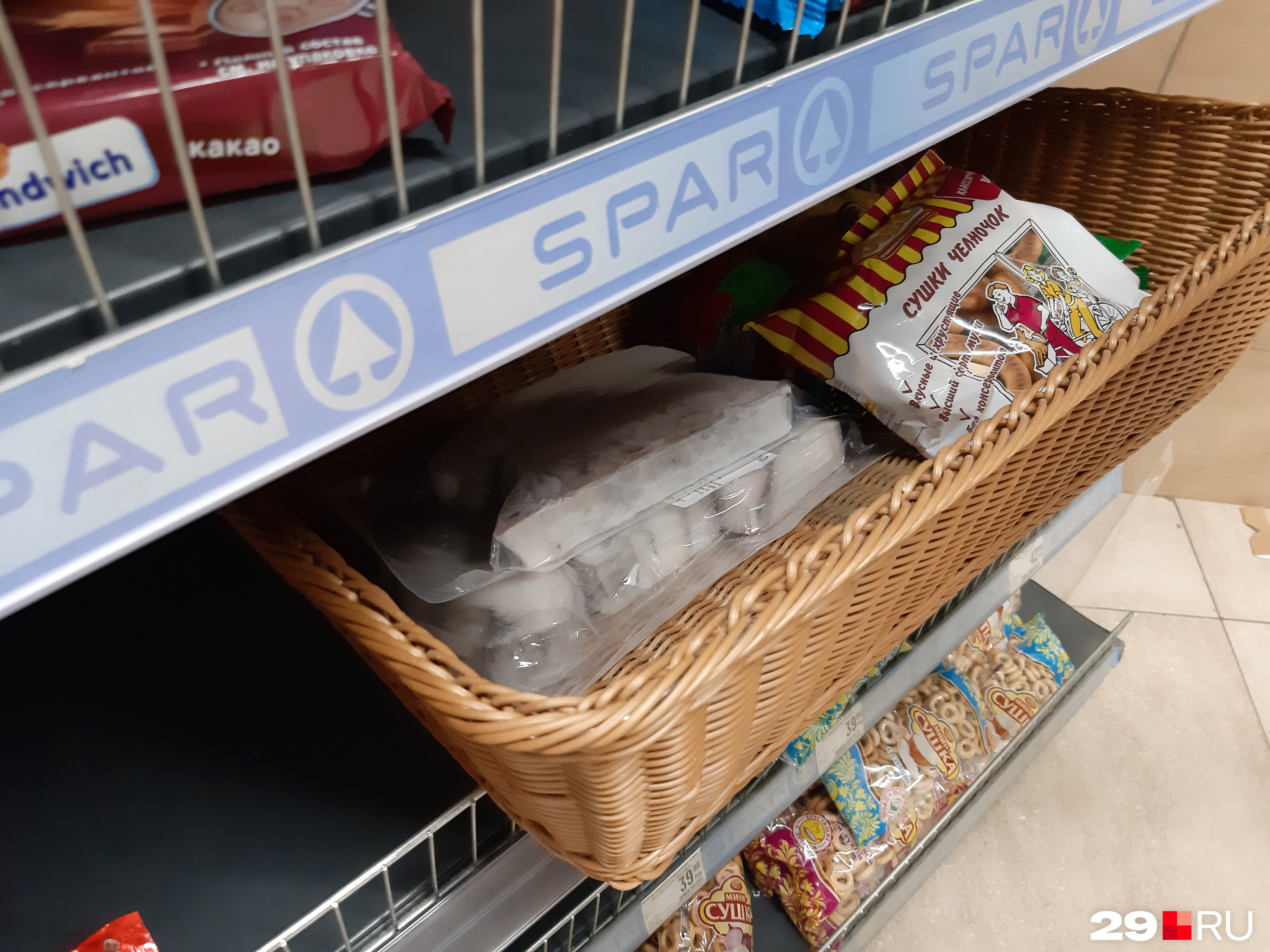 Скидки скидками, но в такой суете перед закрытием правила хранения продуктов нарушаются — рыба лежит рядом с печеньем Скидки скидками, но в такой суете перед закрытием правила хранения продуктов нарушаются — рыба лежит рядом с печеньем