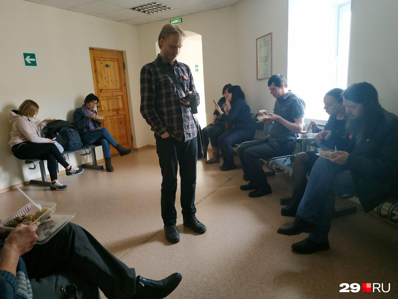 Люди ожидают, когда начнутся заседания Люди ожидают, когда начнутся заседания