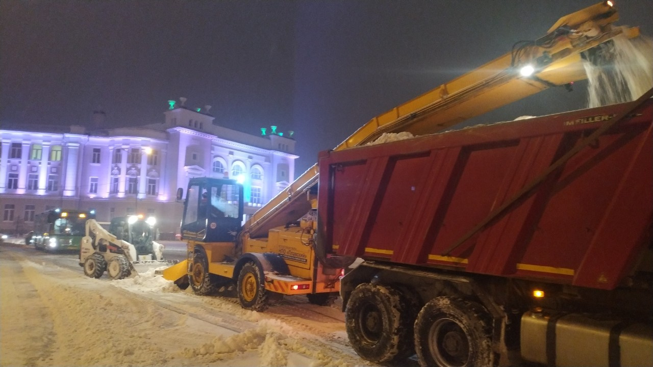Убранный снег с улиц города будут вывозить в порядке очереди Убранный снег с улиц города будут вывозить в порядке очереди