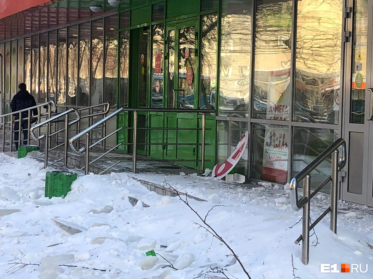 Пешеходы вынуждены обходить сугроб по проезжей части Пешеходы вынуждены обходить сугроб по проезжей части