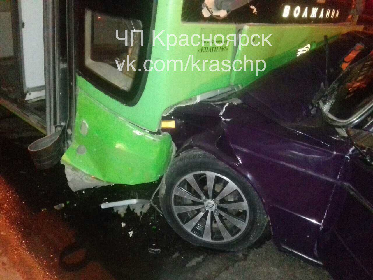 При аварии часть машины застряла в автобусе