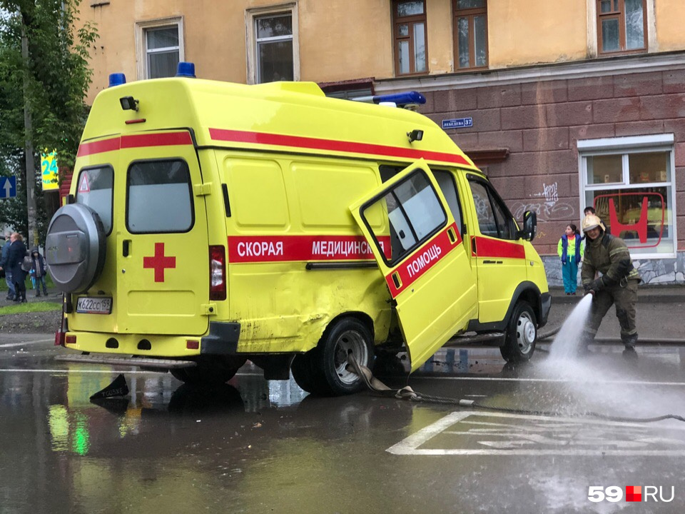 После нескольких попыток машину всё-таки поставили на колеса После нескольких попыток машину всё-таки поставили на колеса
