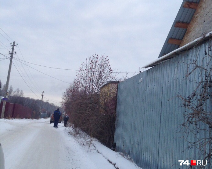 Геодезисты заглядывают и на территорию самих садов Геодезисты заглядывают и на территорию самих садов