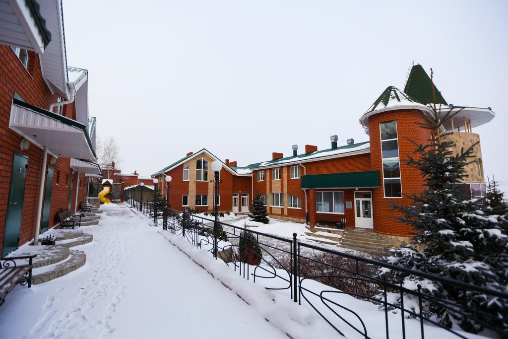 Неподалеку от отеля можно погонять на горных лыжах — всего в паре километров от него расположен ГЛЦ «Металлург-Магнитогорск» 