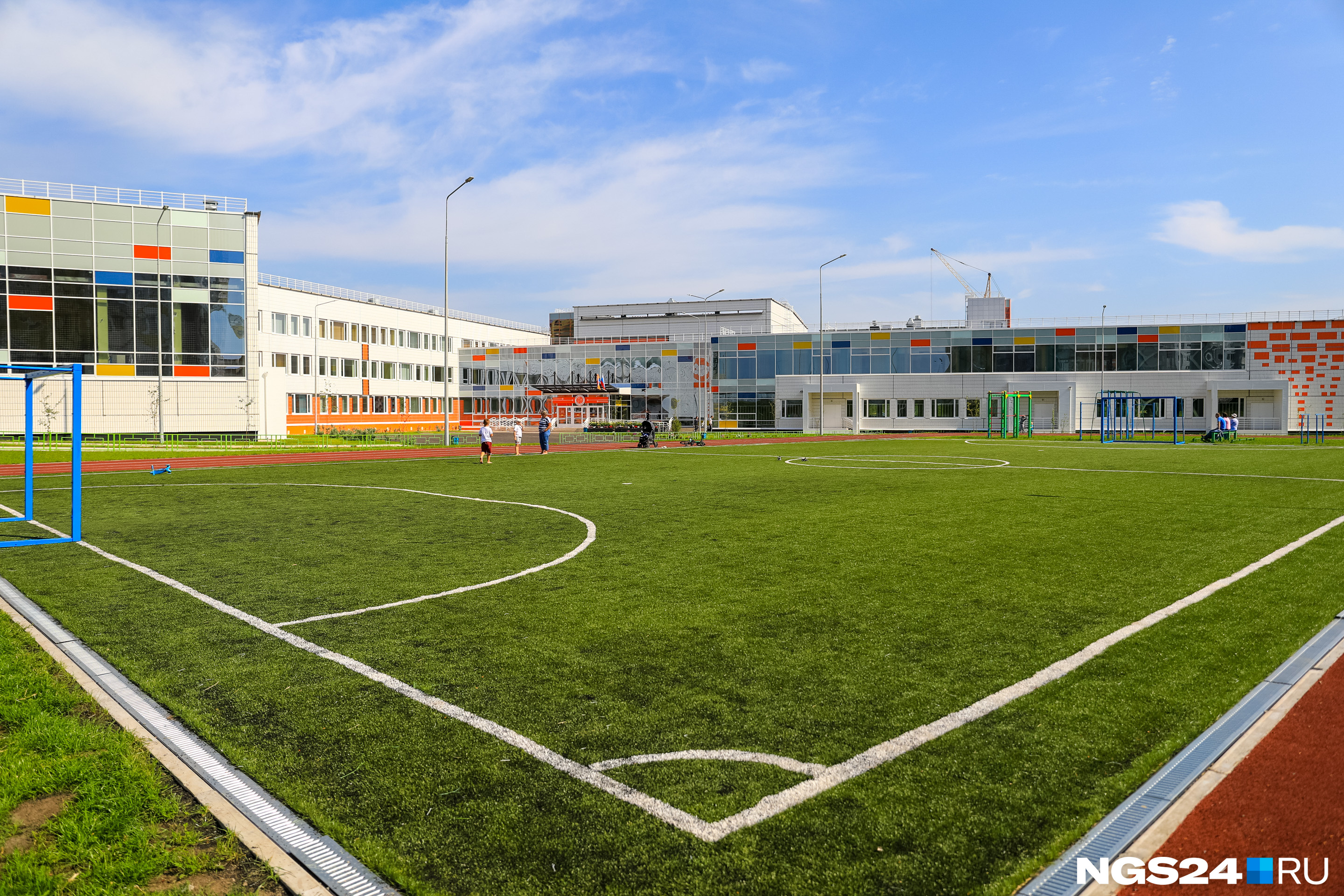 При школе есть большое футбольное поле с искусственной травой
