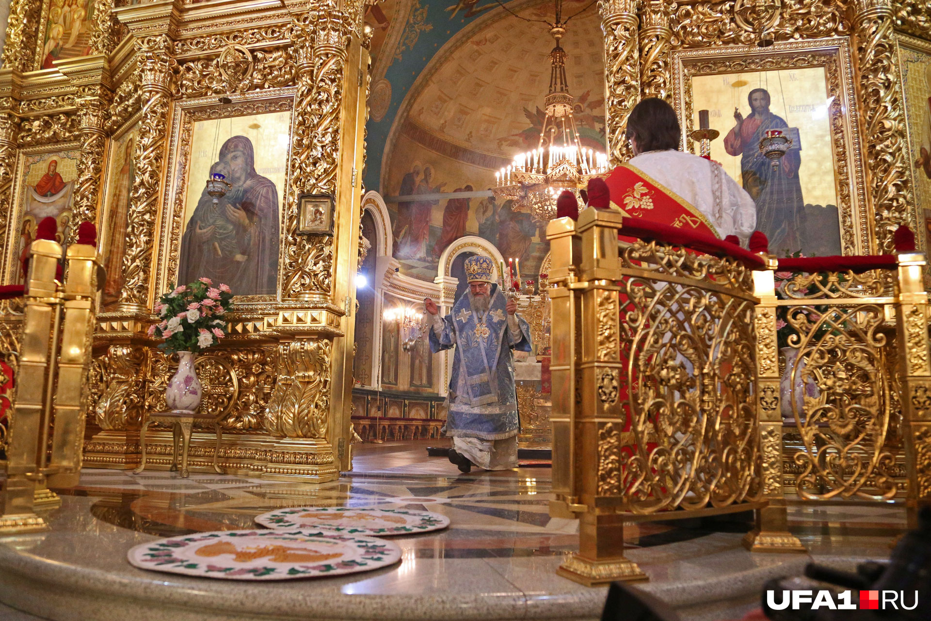 Ночную литургию совершает митрополит Никон с собором клириков храма