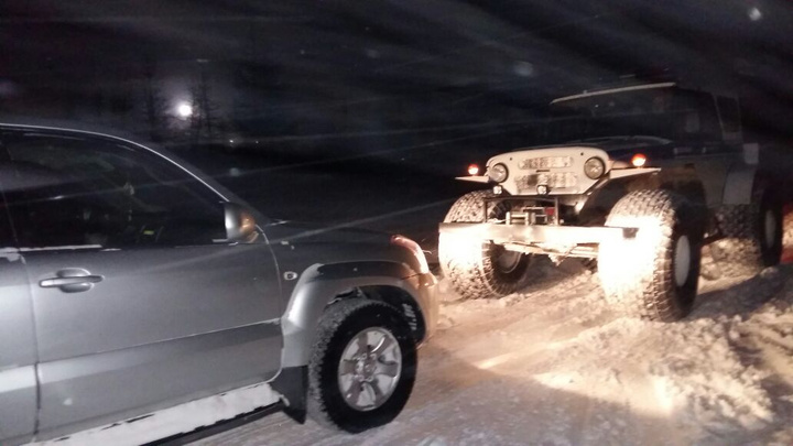 Норильские полицейские спасли застрявших в снегу экстремалов на джипах
