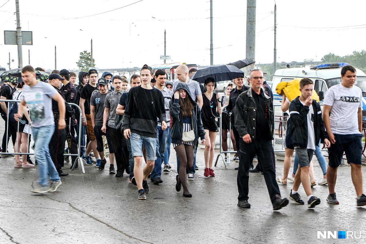 Начался дождь — пошел обратный поток с митинга<i class="_">  Фото: Наталья Бурухина</i>