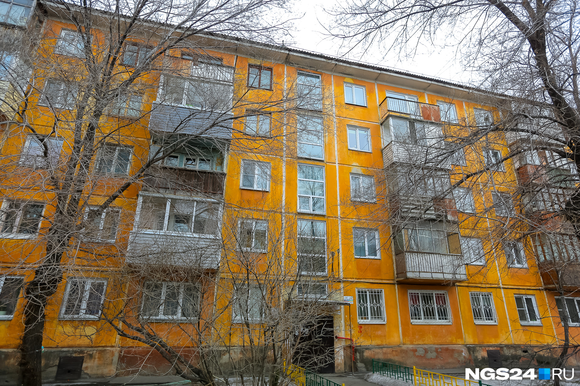 Дома помладше — хрущевки и «улучшенки» — на Свердловской можно встретить в направлении Предмостной площади Дома помладше — хрущевки и «улучшенки» — на Свердловской можно встретить в направлении Предмостной площади