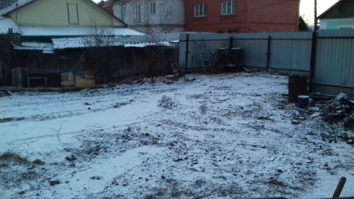 До домов всего пять метров: в Челябинске оператор связи решил поставить 30-метровую вышку в огороде
