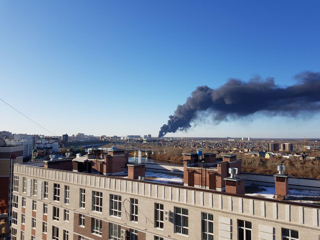 Пожар видно со стороны улицы Пристаньской Пожар видно со стороны улицы Пристаньской