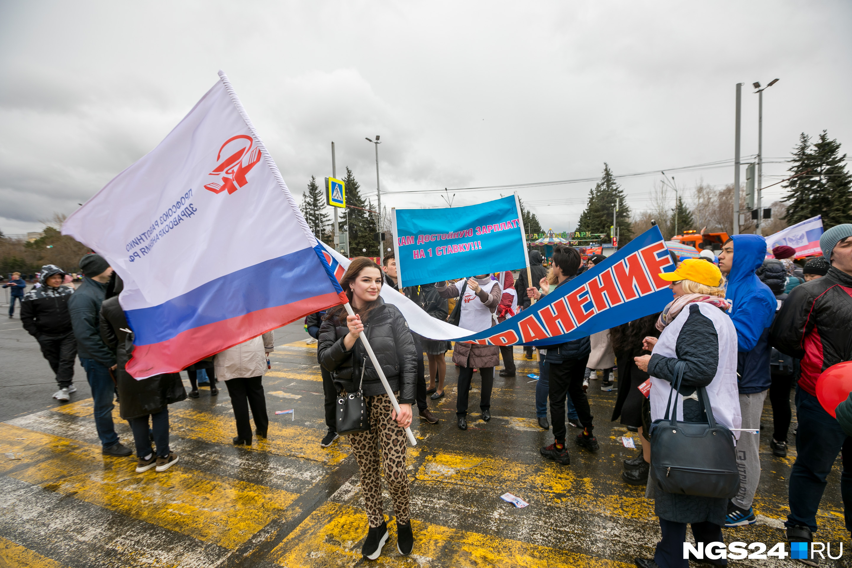В колоннах было много молодых людей В колоннах было много молодых людей