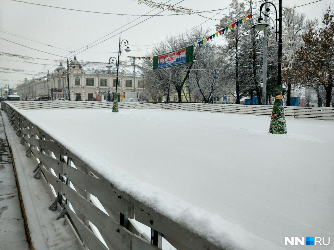 Утро 18 декабря. Каток, не зависящий от погоды, замело снегом