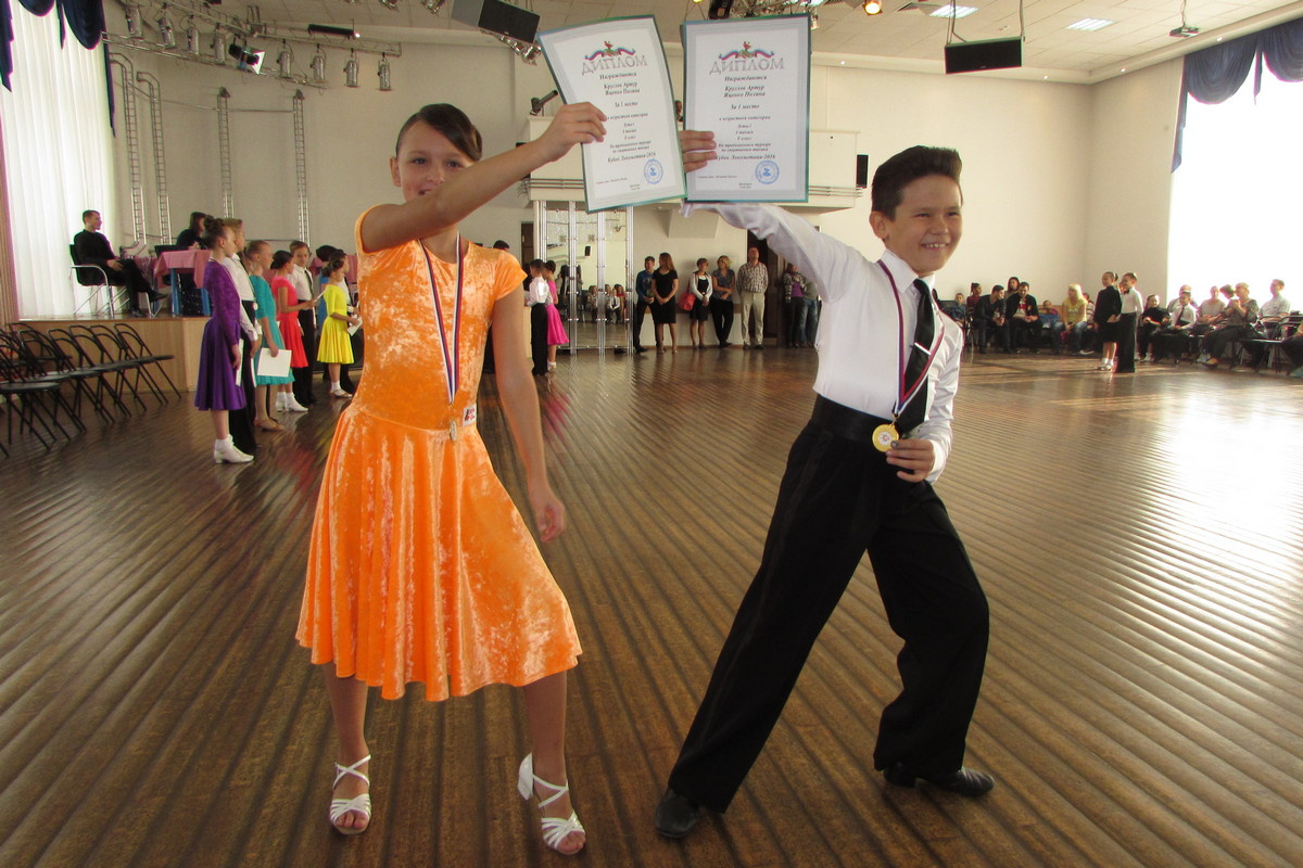 Бальными танцами занимаются четверо из шести детей в семье Кругловых