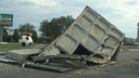 «Да это же НЛО!»: на дорогу в Волгограде упала огромная бетонная конструкция
