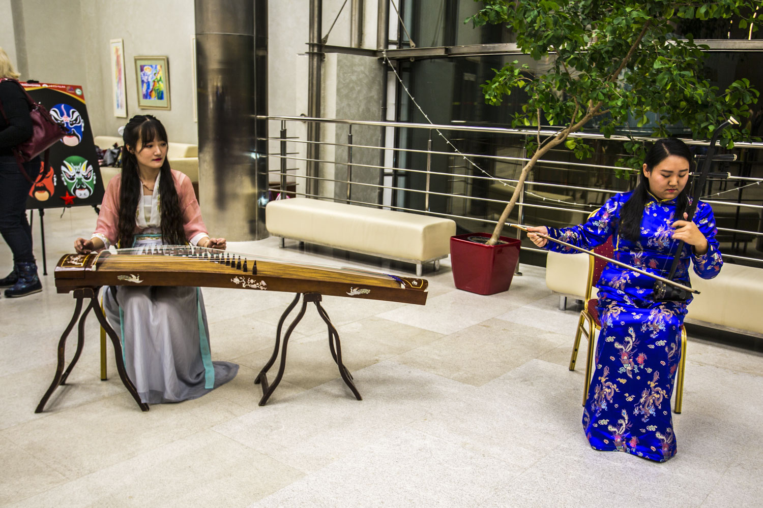 Перед спектаклем для зрителей сыграли новосибирские студенты, которые учатся игре на традиционных китайских инструментах