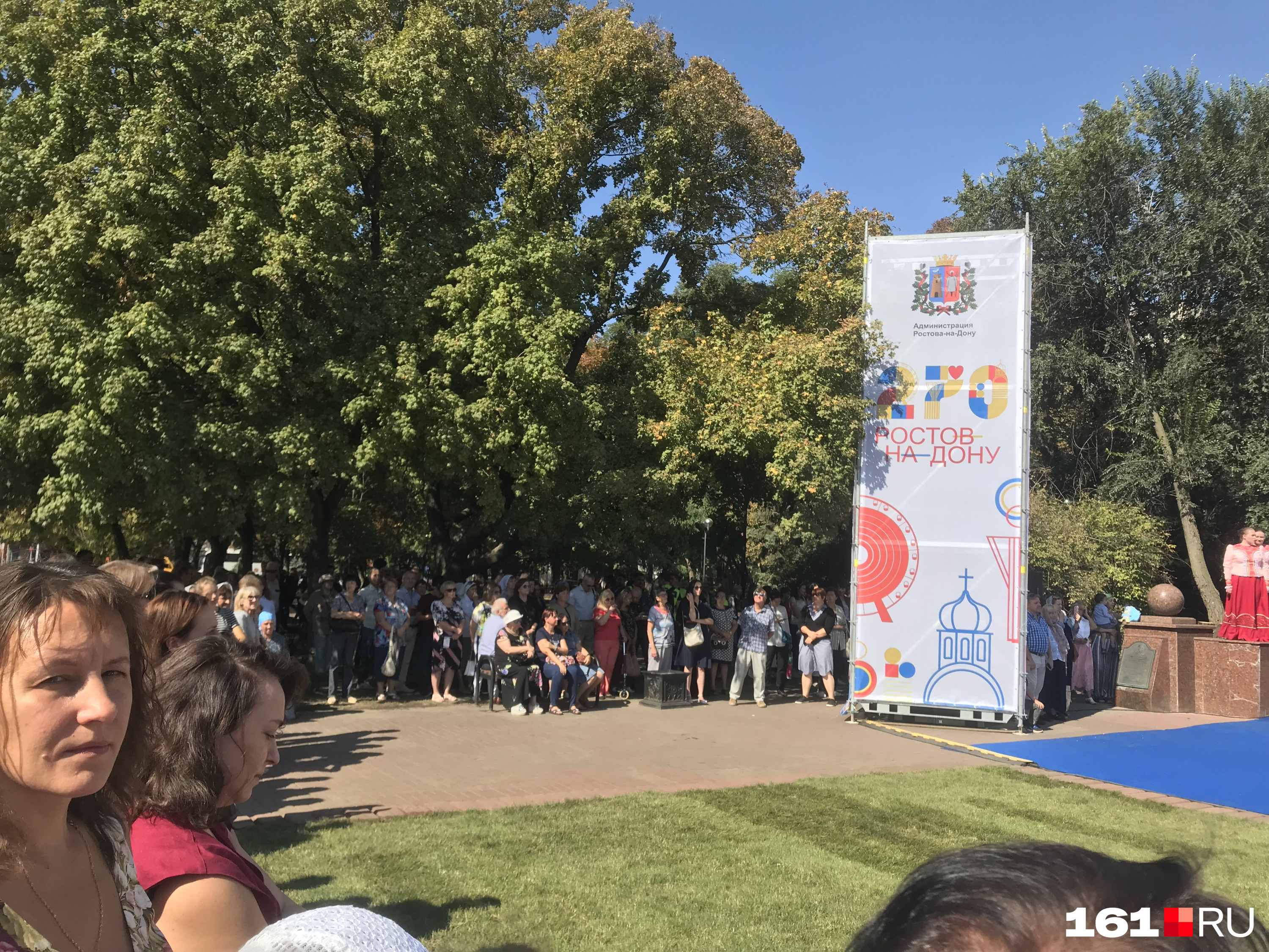 К церкви в сквере подтягиваются ростовчане