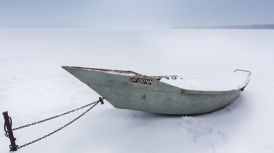 Лодка в снежном плену Лодка в снежном плену