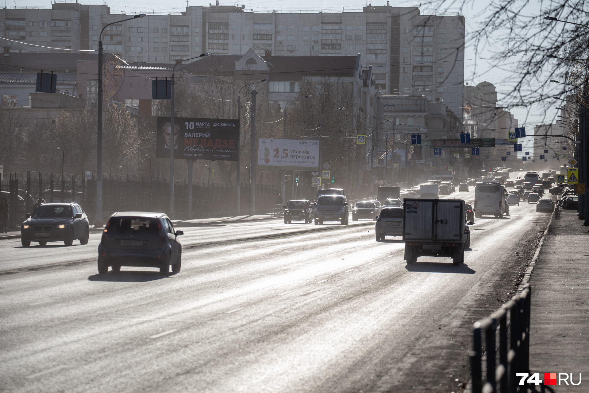 Пыльно не только на Комсомольском проспекте, но и в центре. Например, так сегодня выглядит улица Красная Пыльно не только на Комсомольском проспекте, но и в центре. Например, так сегодня выглядит улица Красная