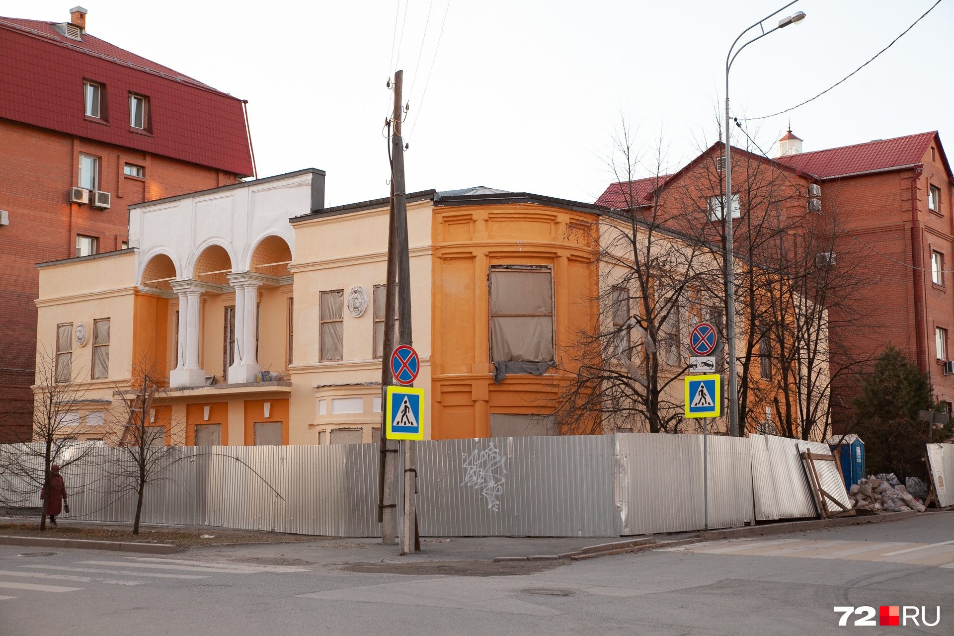Дом городского архитектора Константина Чакина на улице Семакова тоже решили покрасить в яркие цвета Дом городского архитектора Константина Чакина на улице Семакова тоже решили покрасить в яркие цвета