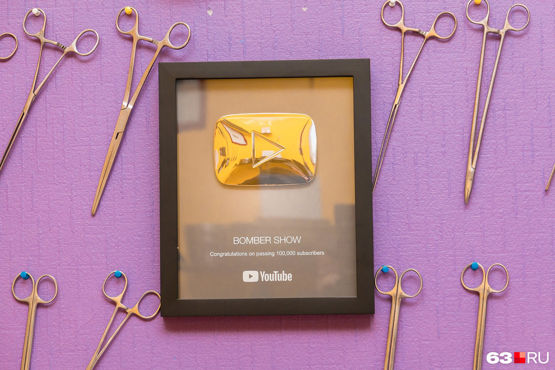 За первую сотню тысяч подписчиков на Youtube-канале Илья получил серебряную кнопку