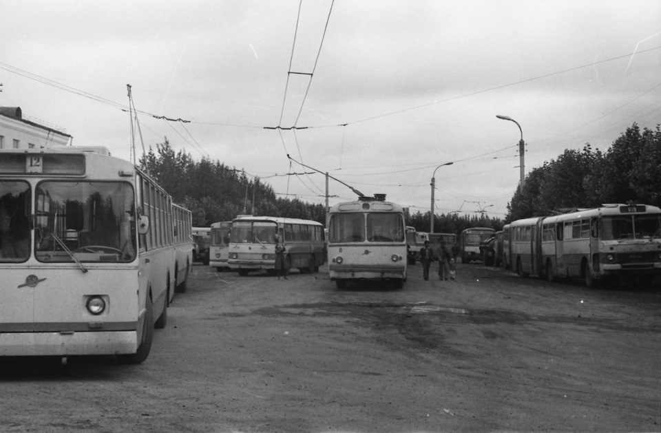 Первые водители троллейбусов обучались навыкам и мастерству вождения в соседнем Челябинске. К 1971 году Тюмень получила право заниматься кадровой подготовкой сотрудников самостоятельно.