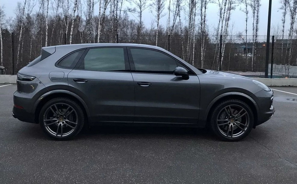 При смене поколений Porsche Cayenne мало поменялся внешне При смене поколений Porsche Cayenne мало поменялся внешне