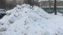 Горы собранного снега привезли во двор: жительница Архангельска сняла на видео работу ПДУ