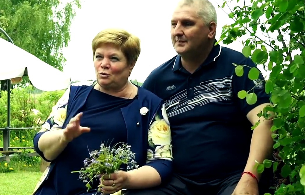 Цветы в руках Ольги — подарок Полины Цветы в руках Ольги — подарок Полины