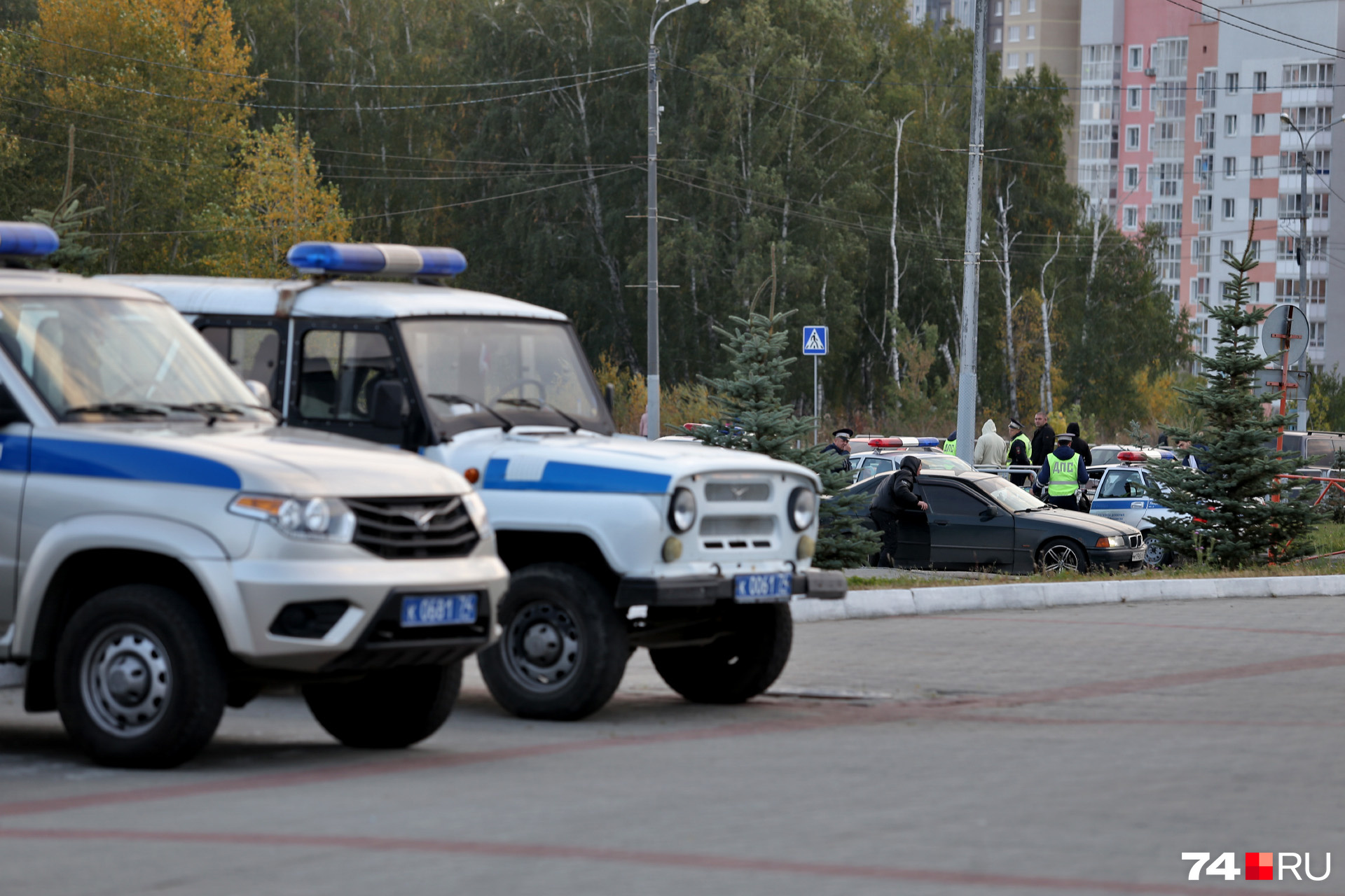 Но за порядком следили полицейские — кто знает, что взбредёт в голову этим девочкам Но за порядком следили полицейские — кто знает, что взбредёт в голову этим девочкам