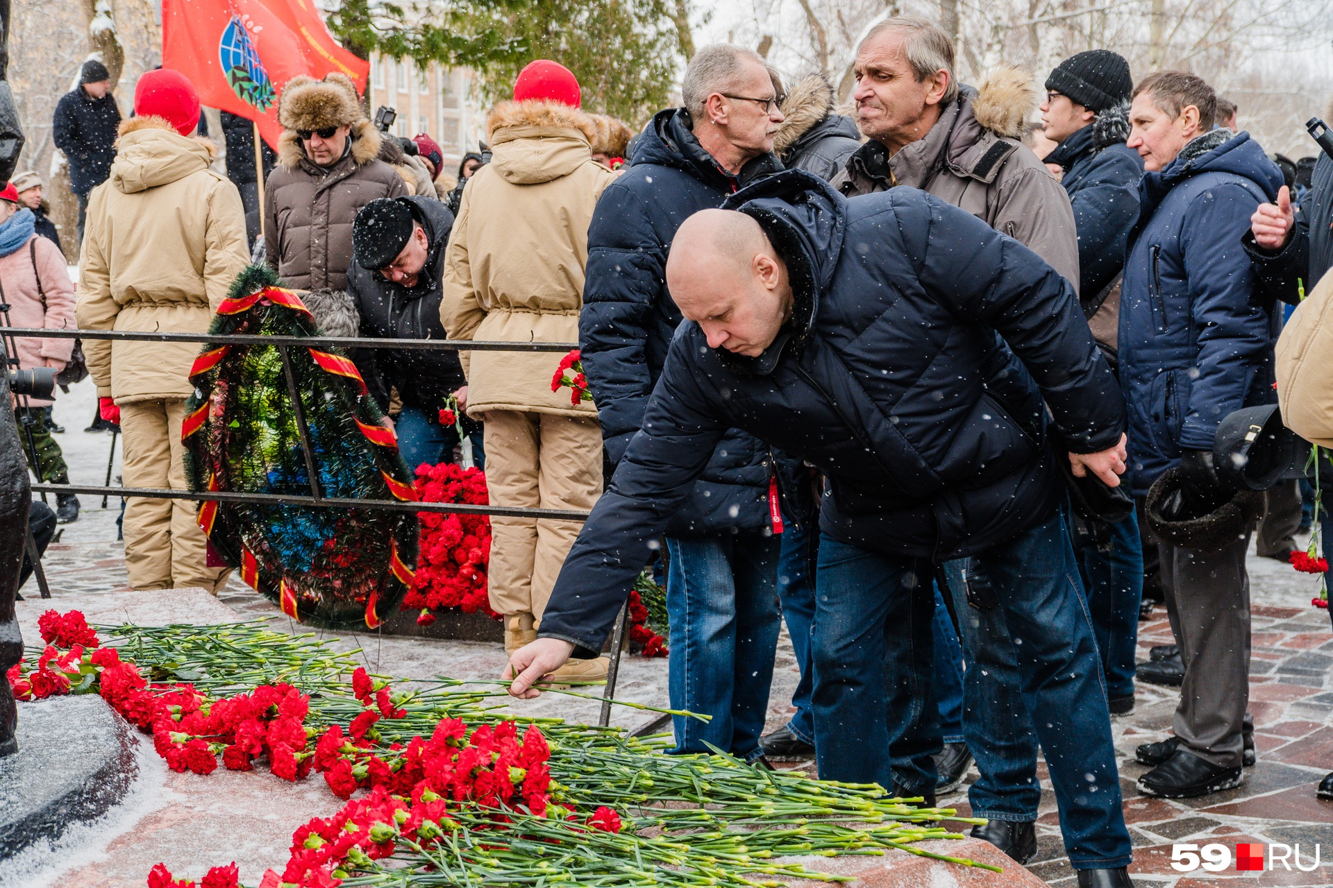 Бывшие воины возложили цветы к памятнику